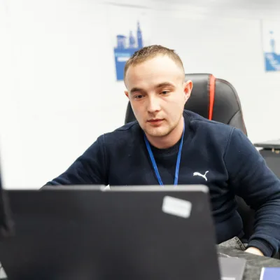 Участник программы работает за ноутбуком